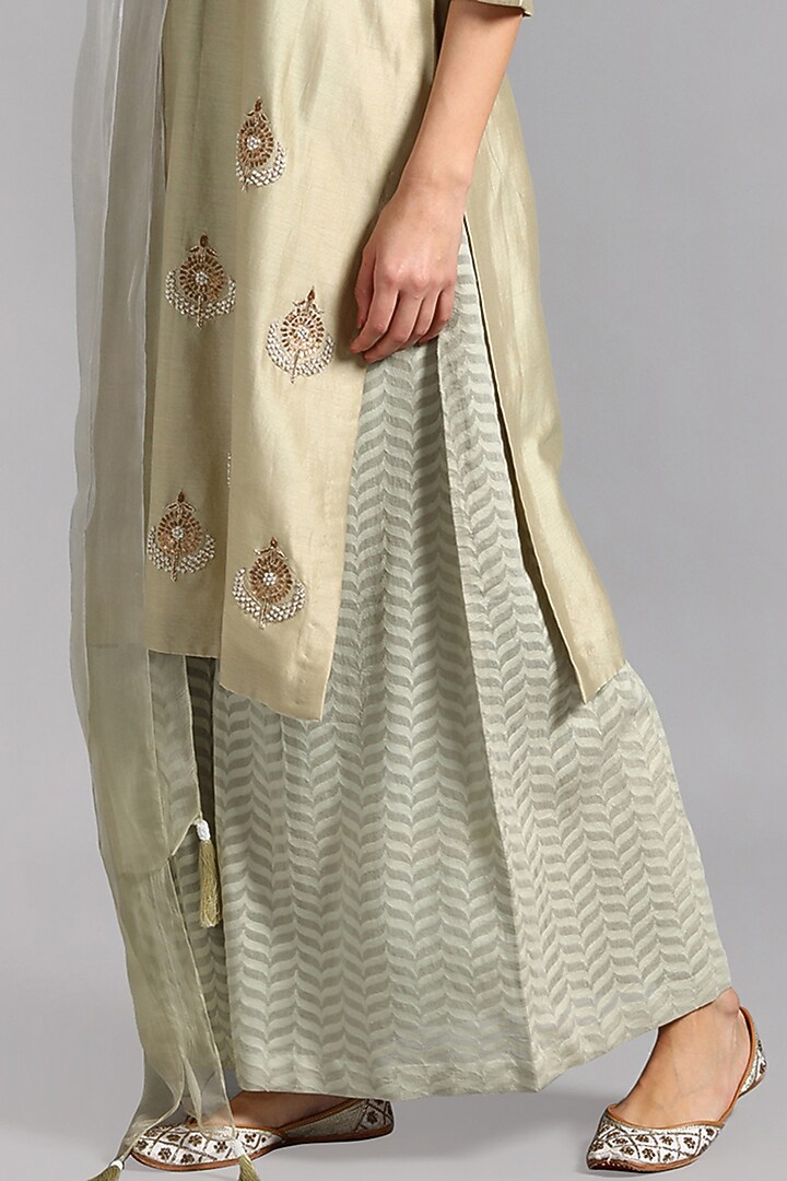 Champagne Hand Embroidered Kurta Set by Suti Dhaaga at Pernia's Pop Up Shop