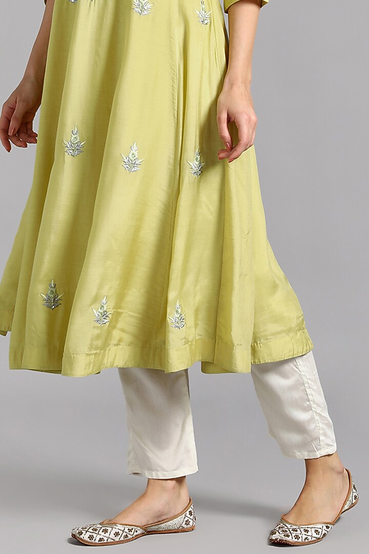 Green Modal Silk Embroidered Kurta Set by Suti Dhaaga at Pernia's Pop Up Shop