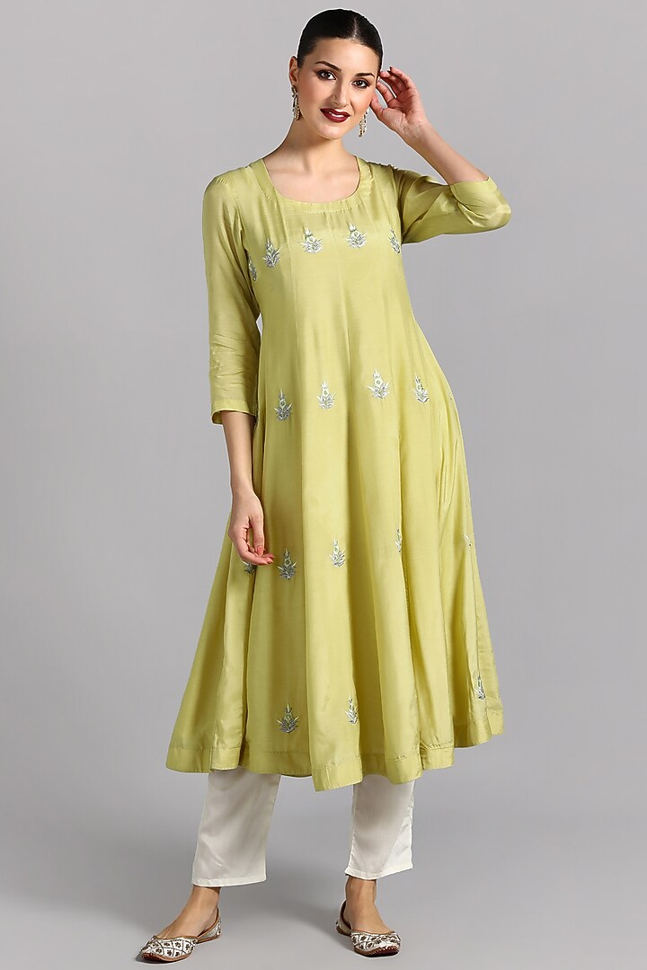 Green Modal Silk Embroidered Kurta Set by Suti Dhaaga at Pernia's Pop Up Shop