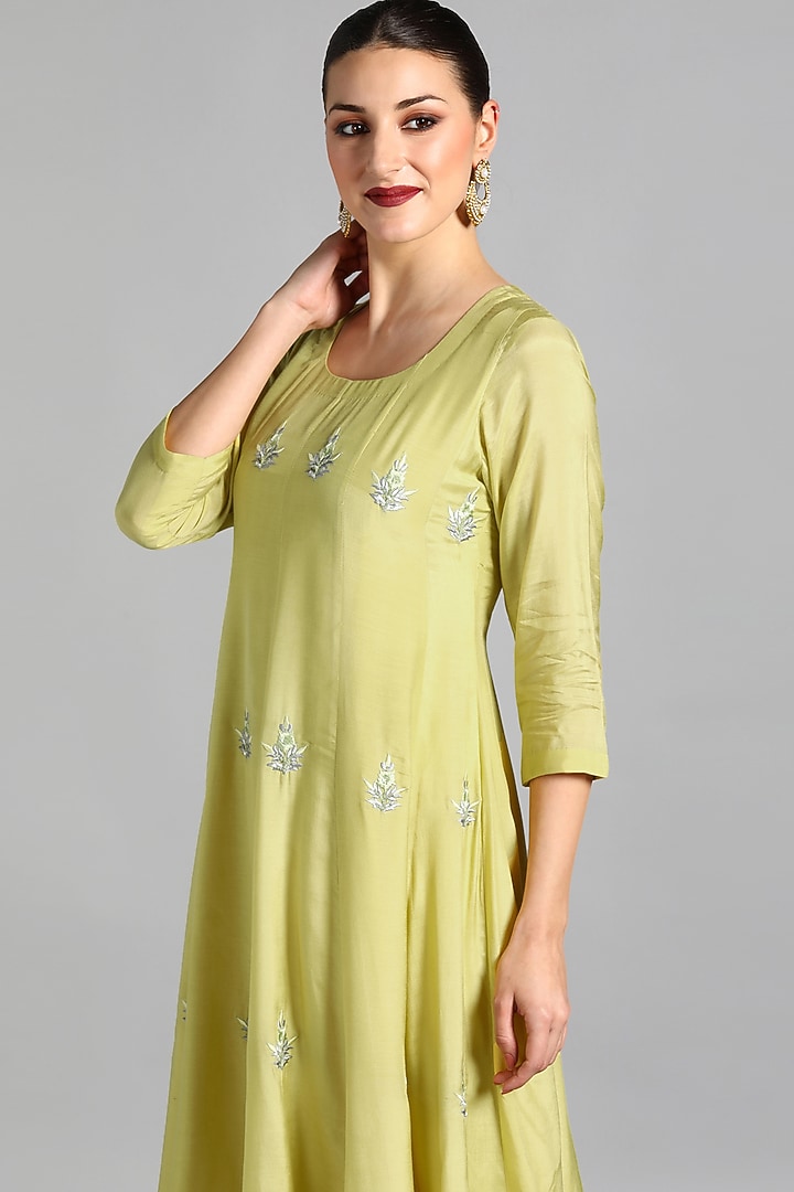 Green Modal Silk Embroidered Kurta Set by Suti Dhaaga at Pernia's Pop Up Shop