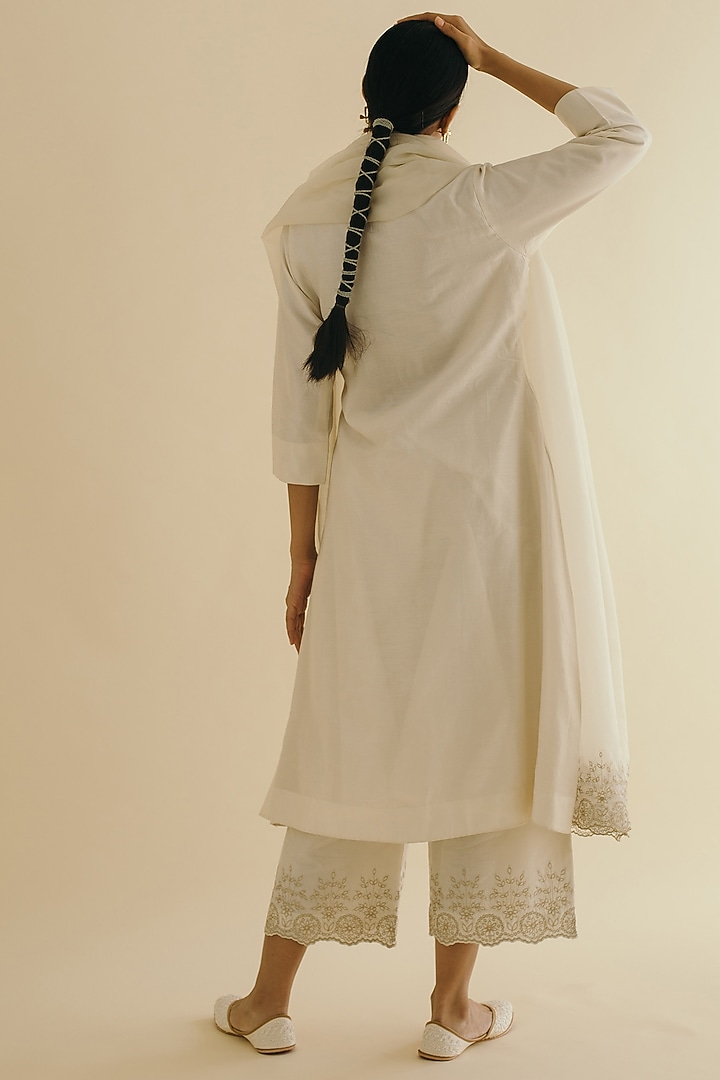 Ivory Silk Chanderi Kurta Set by Sureena Chowdhri at Pernia's Pop Up Shop