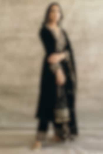 Black Silk Velvet Hand Embroidered Kurta Set by Sureena Chowdhri at Pernia's Pop Up Shop