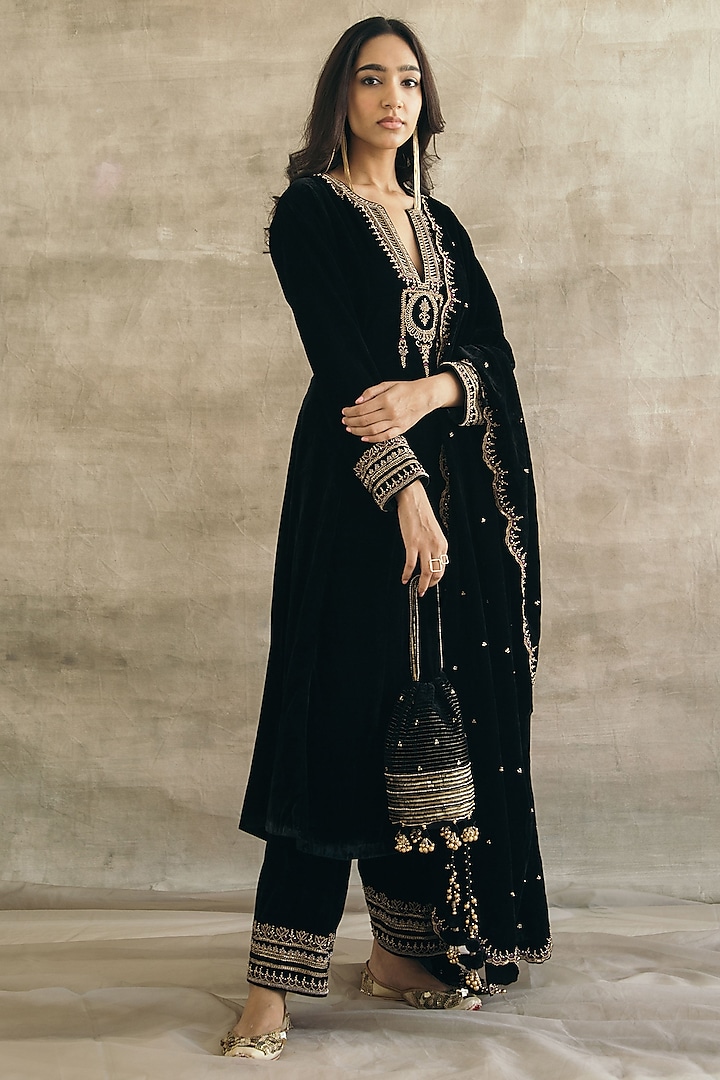 Black Silk Velvet Hand Embroidered Kurta Set by Sureena Chowdhri at Pernia's Pop Up Shop