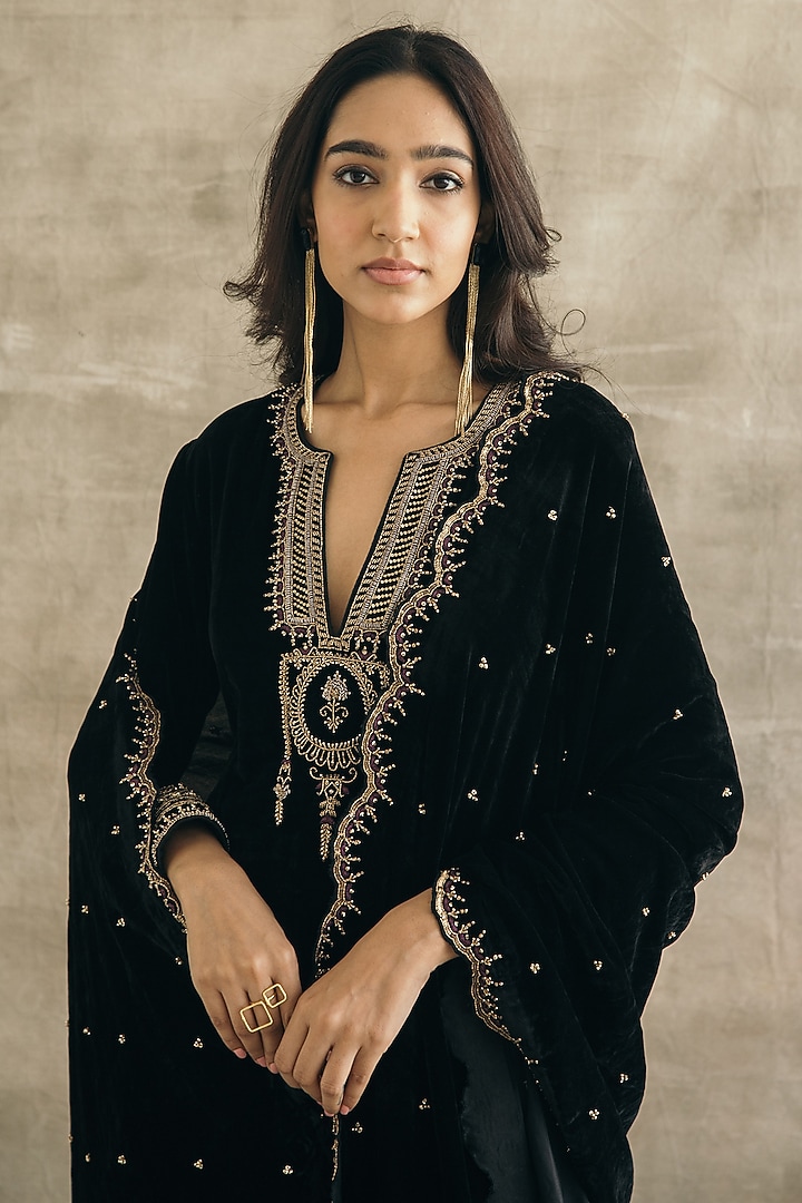 Black Silk Velvet Hand Embroidered Kurta Set by Sureena Chowdhri at Pernia's Pop Up Shop