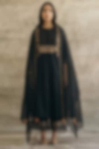 Black Chanderi Silk Embroidered Kurta Set by Sureena Chowdhri at Pernia's Pop Up Shop