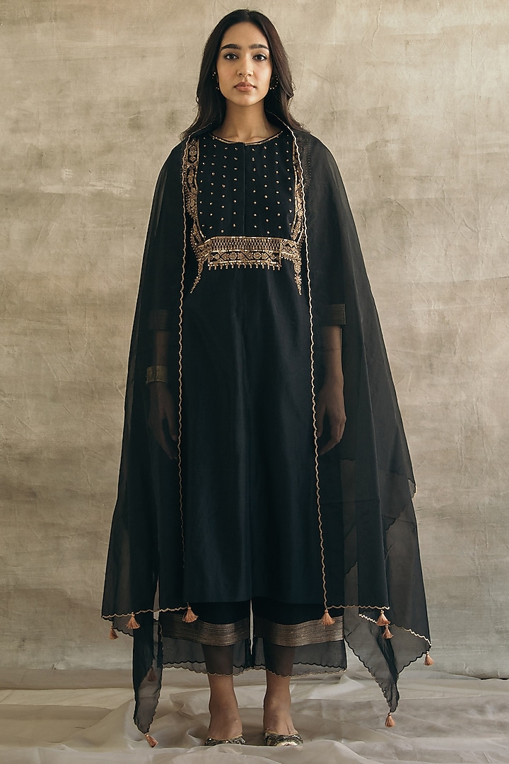Black Chanderi Silk Embroidered Kurta Set by Sureena Chowdhri at Pernia's Pop Up Shop