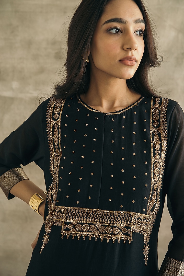 Black Chanderi Silk Embroidered Kurta Set by Sureena Chowdhri at Pernia's Pop Up Shop