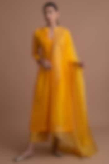 Yellow Silk Chanderi Kurta Set by Sureena Chowdhri at Pernia's Pop Up Shop