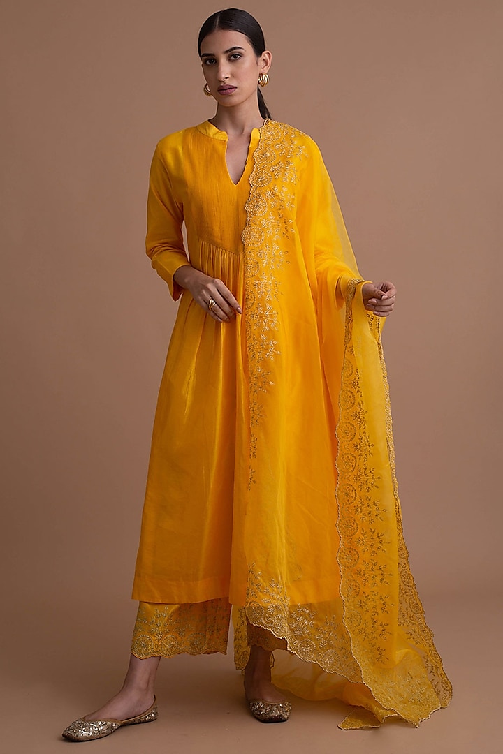 Yellow Silk Chanderi Kurta Set by Sureena Chowdhri at Pernia's Pop Up Shop