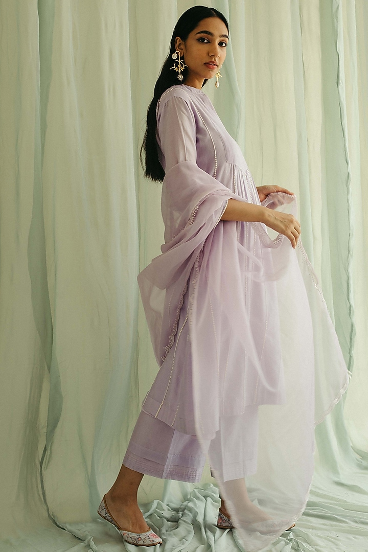Lilac Silk Chanderi Pearl Embroidered Kurta Set by Sureena Chowdhri at Pernia's Pop Up Shop