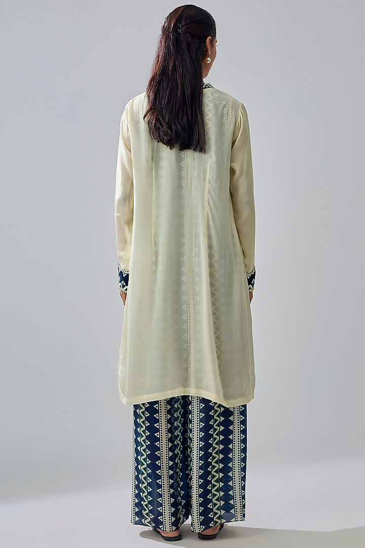 Ivory Crepe Printed Cape Set by Sva By Sonam & Paras Modi at Pernia's Pop Up Shop