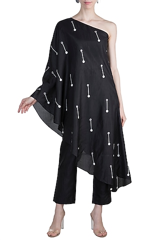 Black Embroidered Kurta With Pants & Scarf by Arya by SVA