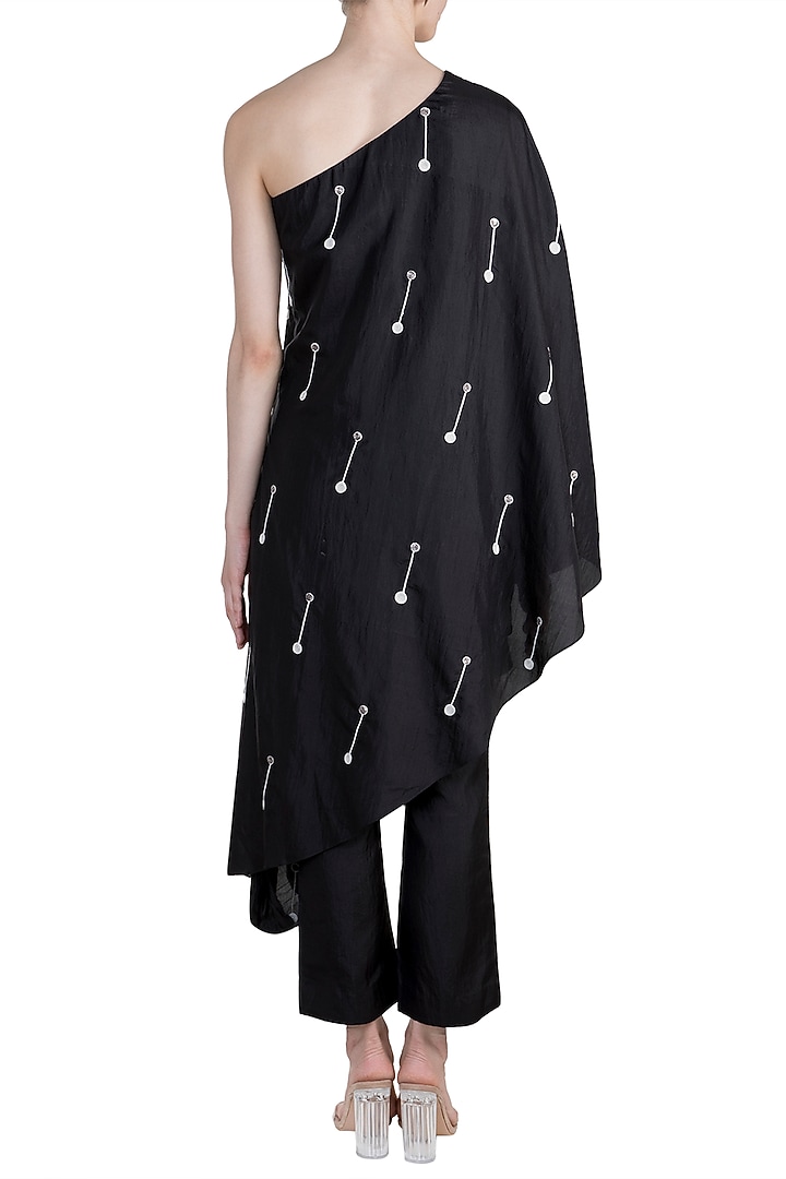 Black Embroidered Kurta With Pants & Scarf by Arya by SVA at Pernia's Pop Up Shop