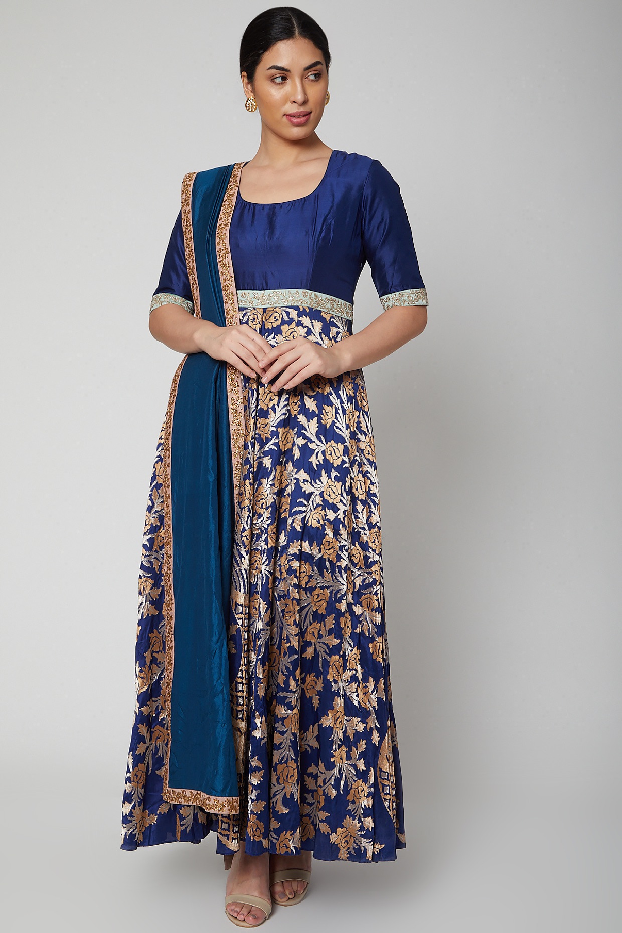 Blue Embroidered Kurta Set by SVA BY SONAM & PARAS MODI at Pernia's Pop Up Shop