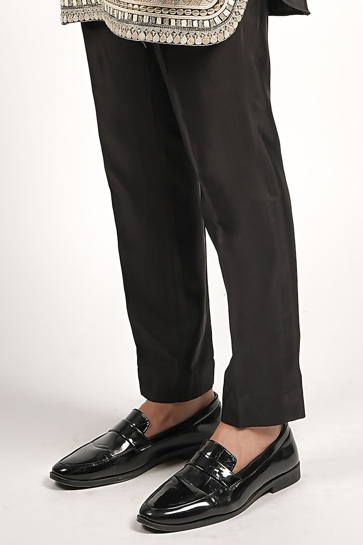 Black Crepe Embroidered Kurta Set by SVA BY SONAM & PARAS MODI Men at Pernia's Pop Up Shop