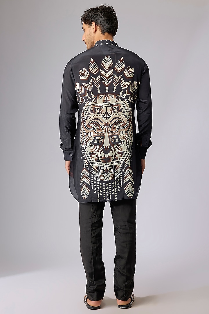 Black Crepe Printed Kurta by Sva By Sonam & Paras Modi Men at Pernia's Pop Up Shop