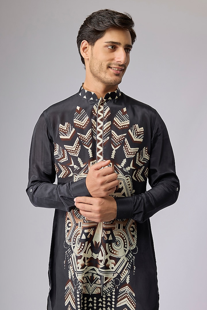 Black Crepe Printed Kurta by Sva By Sonam & Paras Modi Men at Pernia's Pop Up Shop