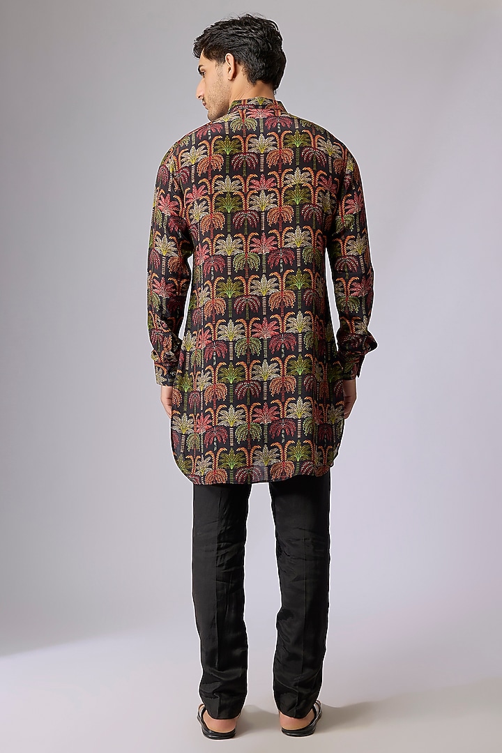 Black Crepe Printed Kurta by Sva By Sonam & Paras Modi Men at Pernia's Pop Up Shop