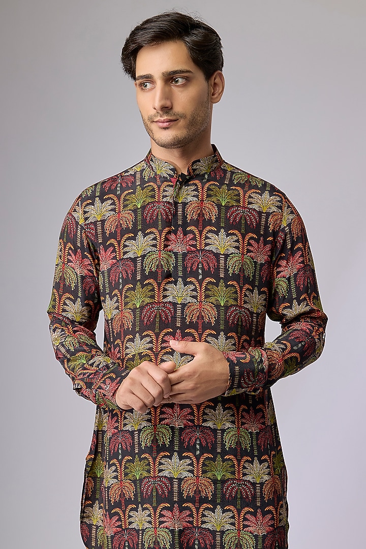 Black Crepe Printed Kurta by Sva By Sonam & Paras Modi Men at Pernia's Pop Up Shop