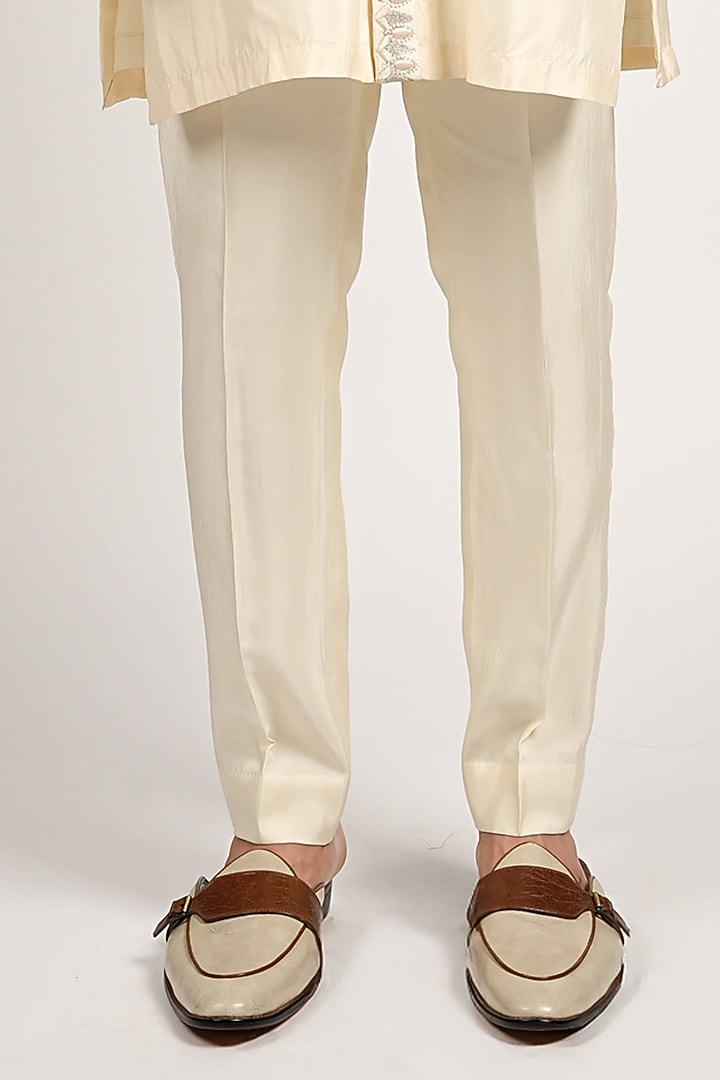 Ivory Crepe Embroidered Kurta Set by Sva By Sonam & Paras Modi Men at Pernia's Pop Up Shop