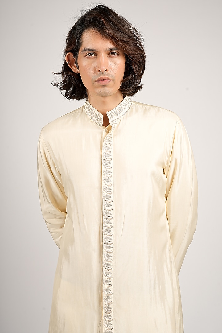 Ivory Crepe Embroidered Kurta Set by Sva By Sonam & Paras Modi Men at Pernia's Pop Up Shop