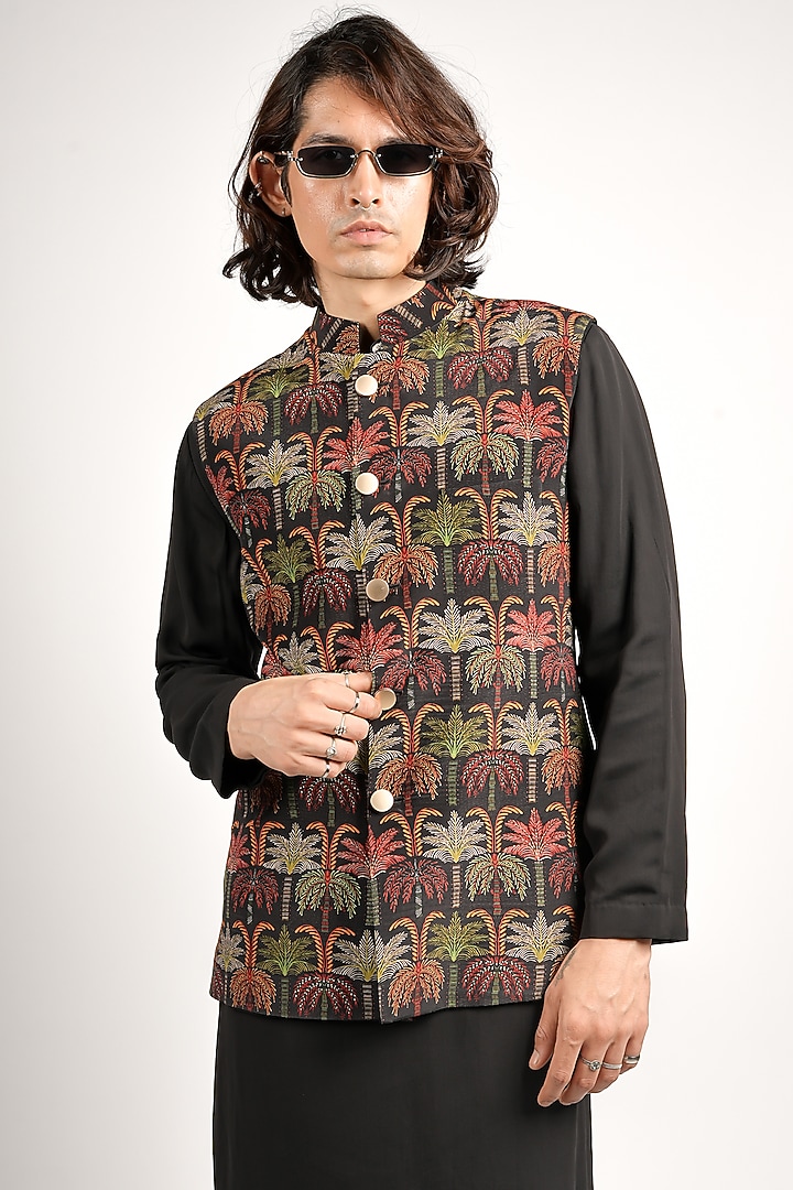 Black Crepe Embroidered Bundi Jacket by Sva By Sonam & Paras Modi Men at Pernia's Pop Up Shop