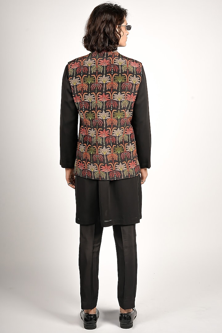 Black Crepe Embroidered Bundi Jacket by Sva By Sonam & Paras Modi Men at Pernia's Pop Up Shop