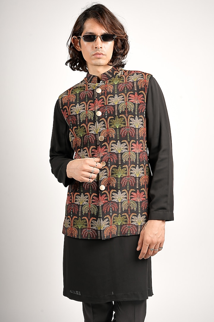 Black Crepe Embroidered Bundi Jacket by Sva By Sonam & Paras Modi Men at Pernia's Pop Up Shop