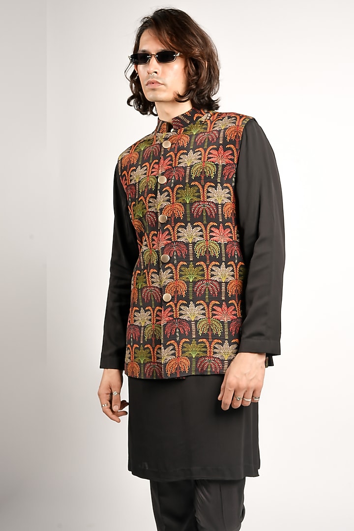 Black Crepe Embroidered Bundi Jacket by Sva By Sonam & Paras Modi Men at Pernia's Pop Up Shop