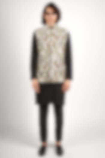 Black Silk Embellished Bundi Jacket Set by Sva By Sonam & Paras Modi Men at Pernia's Pop Up Shop