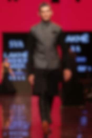 Black Aari Embroidered Kurta Set by SVA BY SONAM & PARAS MODI Men at Pernia's Pop Up Shop