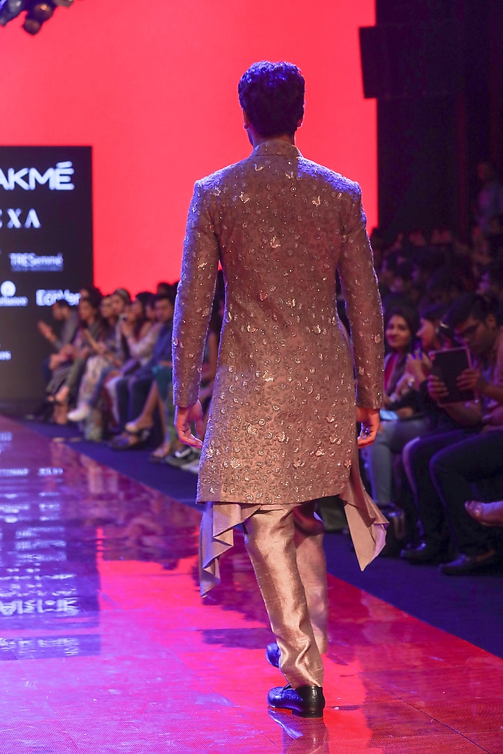 Grey Pleated Kurta Set by SVA BY SONAM & PARAS MODI Men at Pernia's Pop Up Shop