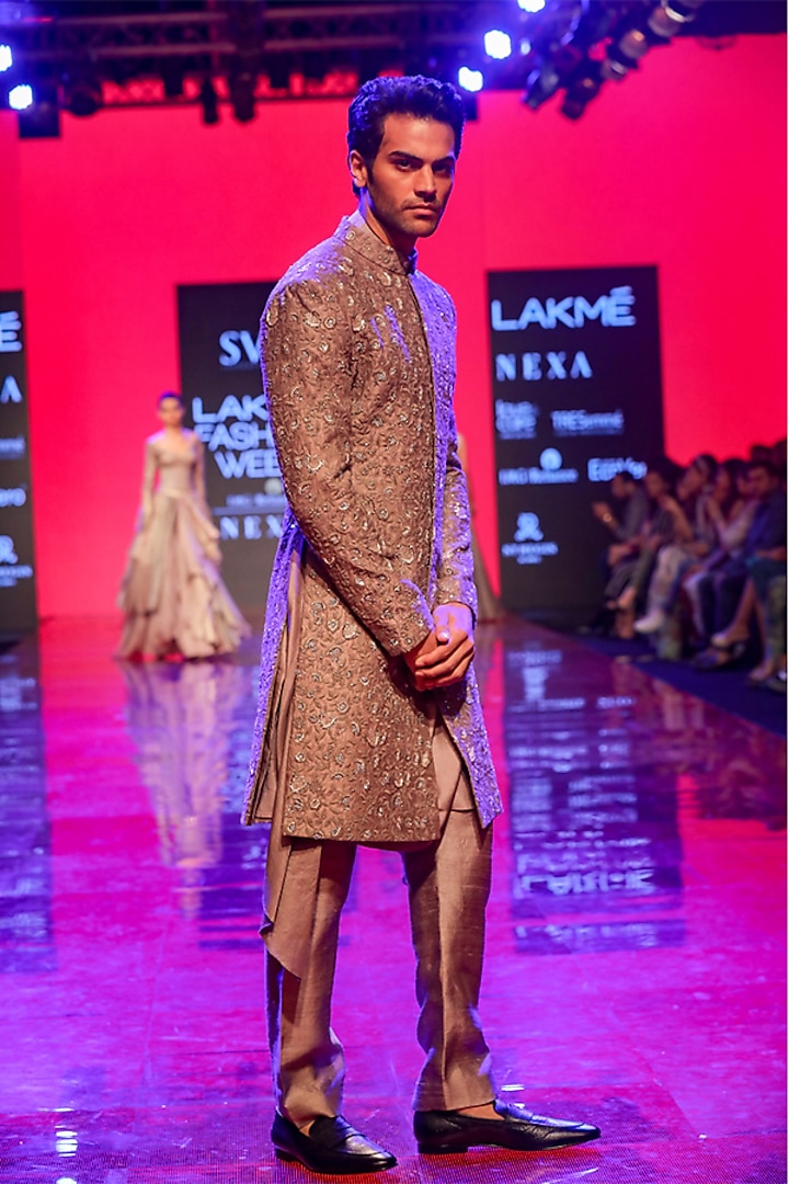 Grey Pleated Kurta Set by SVA BY SONAM & PARAS MODI Men at Pernia's Pop Up Shop