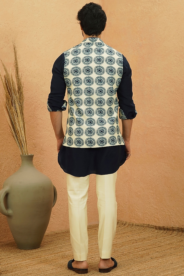 Ivory Crepe Reversible Bundi Jacket by Sva By Sonam & Paras Modi Men at Pernia's Pop Up Shop
