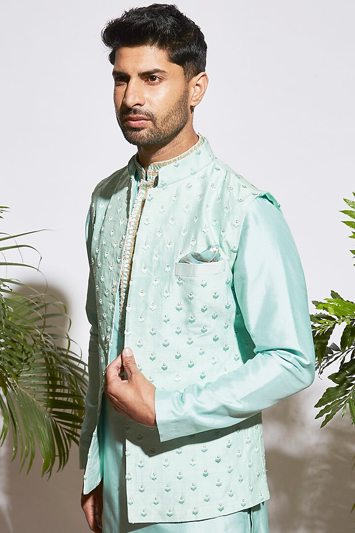 Mint Embellished Kurta Set by SVA BY SONAM & PARAS MODI Men at Pernia's Pop Up Shop