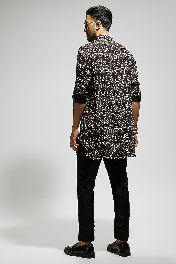 Black Crepe Geo Printed Kurta by Sva By Sonam & Paras Modi Men at Pernia's Pop Up Shop