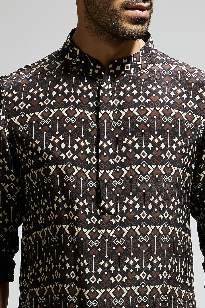 Black Crepe Geo Printed Kurta by Sva By Sonam & Paras Modi Men at Pernia's Pop Up Shop