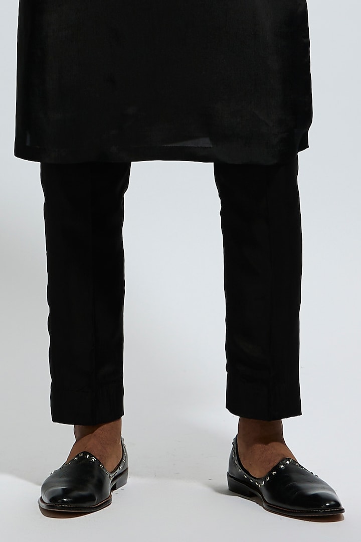 Black Crepe Embroidered Kurta Set by Sva By Sonam & Paras Modi Men at Pernia's Pop Up Shop