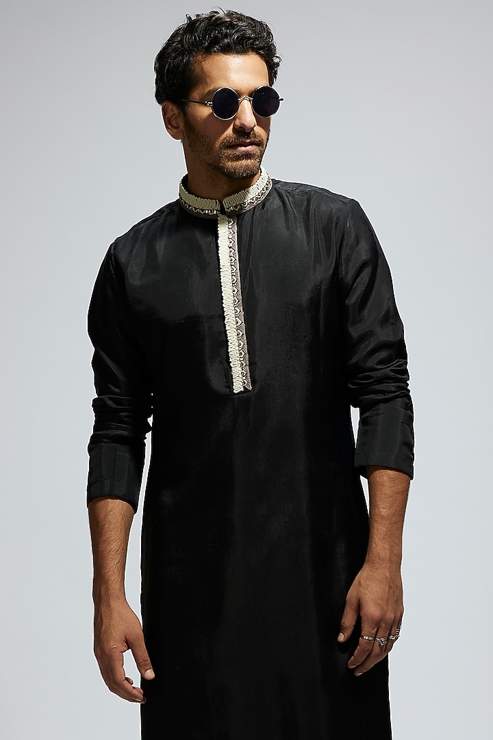 Black Crepe Embroidered Kurta Set by Sva By Sonam & Paras Modi Men at Pernia's Pop Up Shop