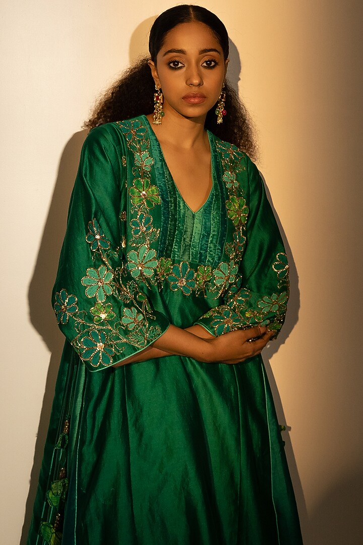 Emerald Green Chanderi Embroidered Tunic Set by SVASTIH at Pernia's Pop Up Shop