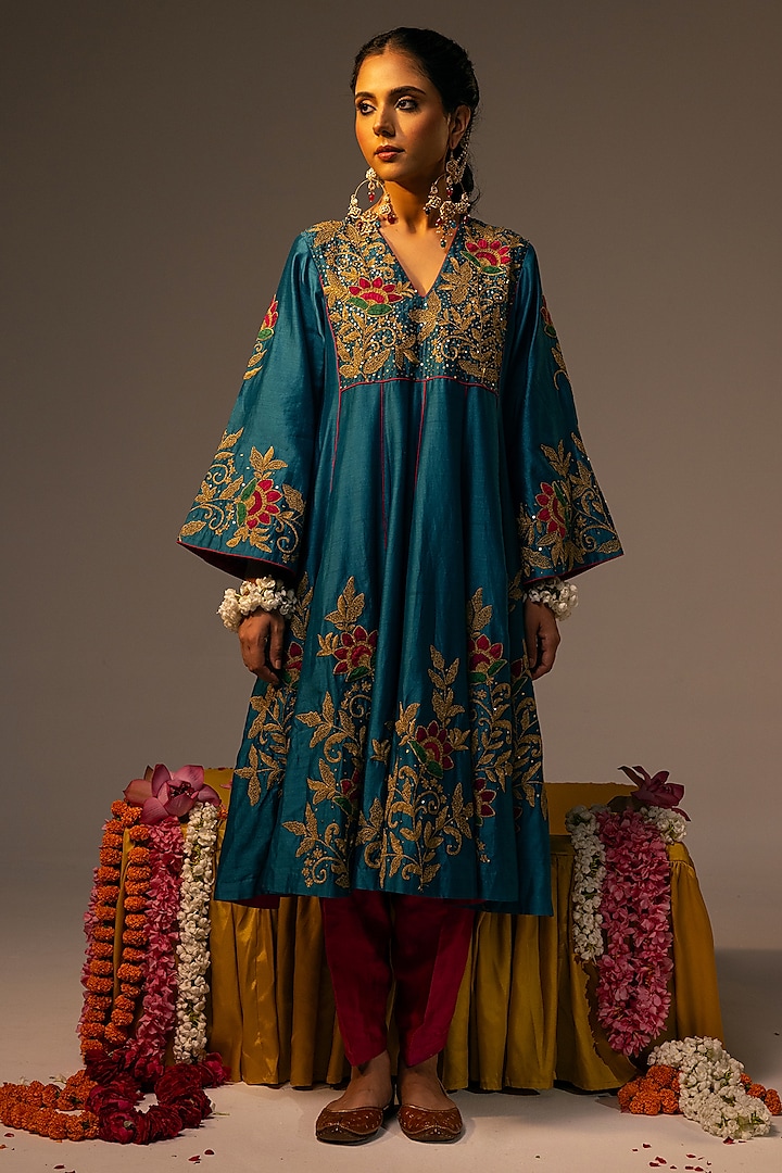 Blue Chanderi Sequins & 3D Floral Embroidered Kurta Set by SVASTIH at Pernia's Pop Up Shop