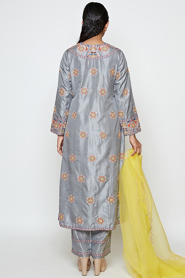 Grey Embroidered Kurta Set by Swati Vijaivargie at Pernia's Pop Up Shop