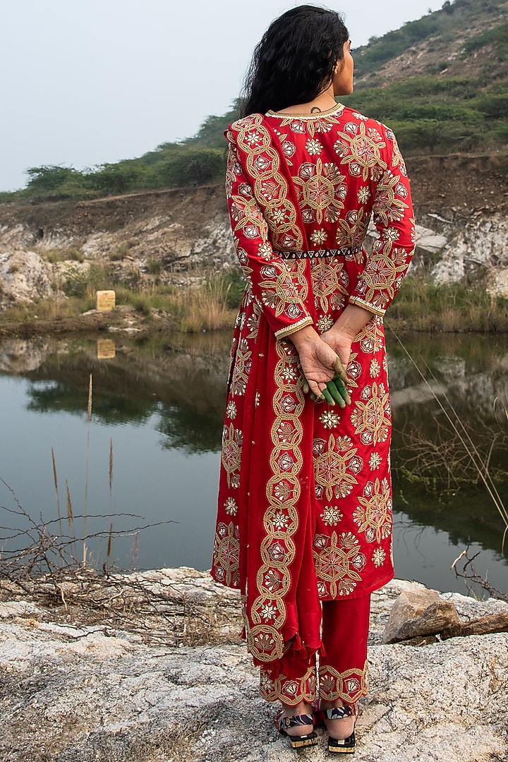Red Embroidered Silk Kurta Set by Swati Vijaivargie at Pernia's Pop Up Shop