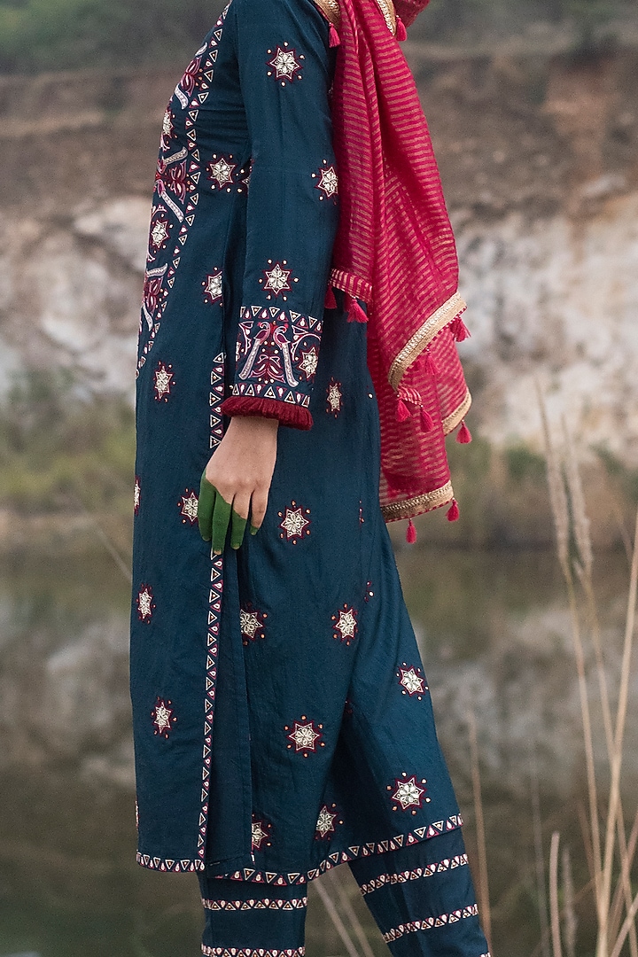 Teal Blue Embroidered Kurta Set by Swati Vijaivargie at Pernia's Pop Up Shop