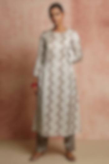 Ivory Striped Printed Kurta by Swati Vijaivargie at Pernia's Pop Up Shop
