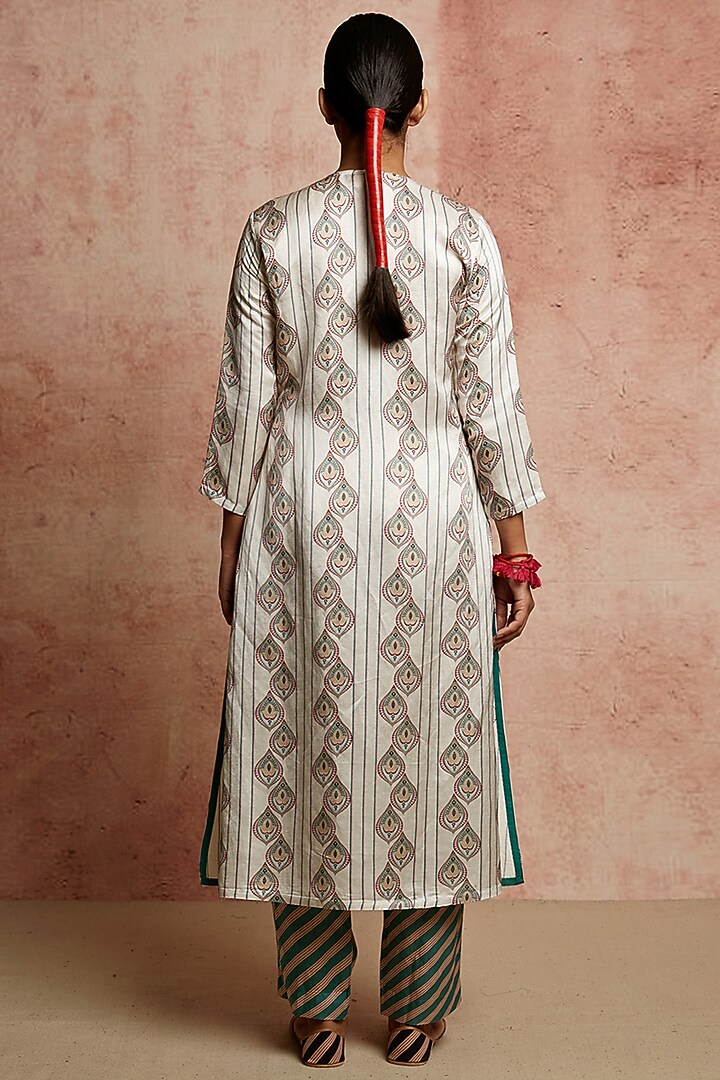 Ivory Striped Printed Kurta by Swati Vijaivargie at Pernia's Pop Up Shop