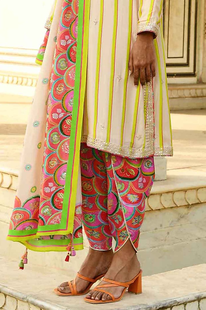 Ivory Silk Kurta Set by Swati Vijaivargie at Pernia's Pop Up Shop
