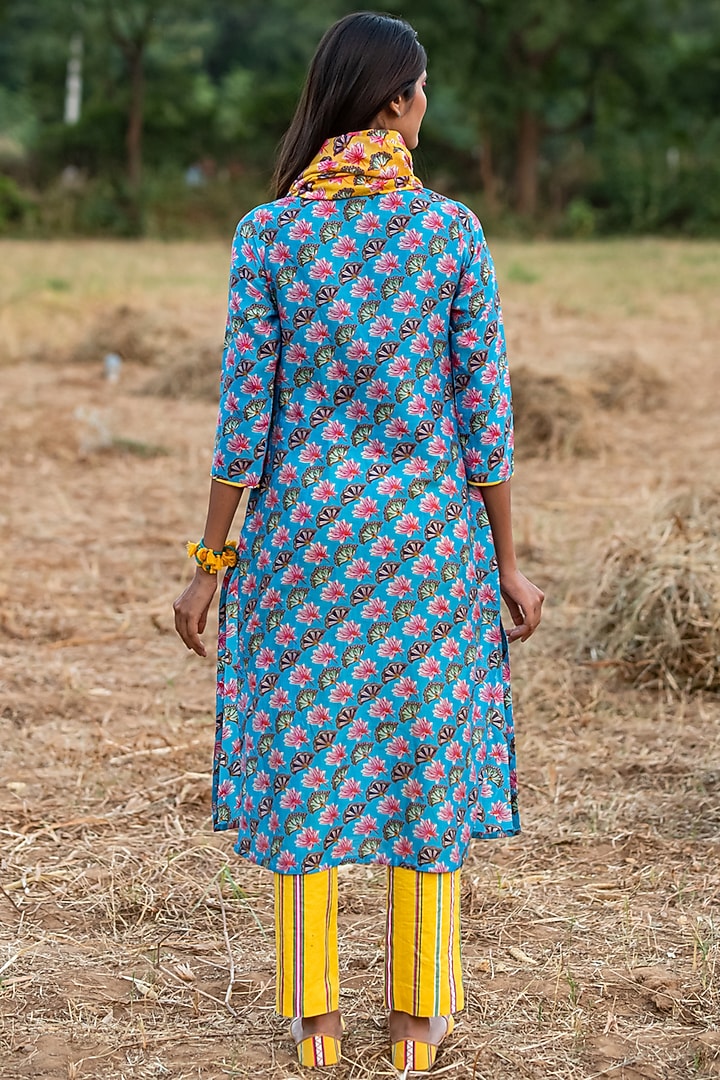 Turquoise Printed Straight Kurta Set by Swati Vijaivargie at Pernia's Pop Up Shop