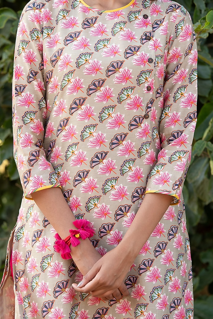Beige & Pink Printed Straight Kurta Set by Swati Vijaivargie at Pernia's Pop Up Shop