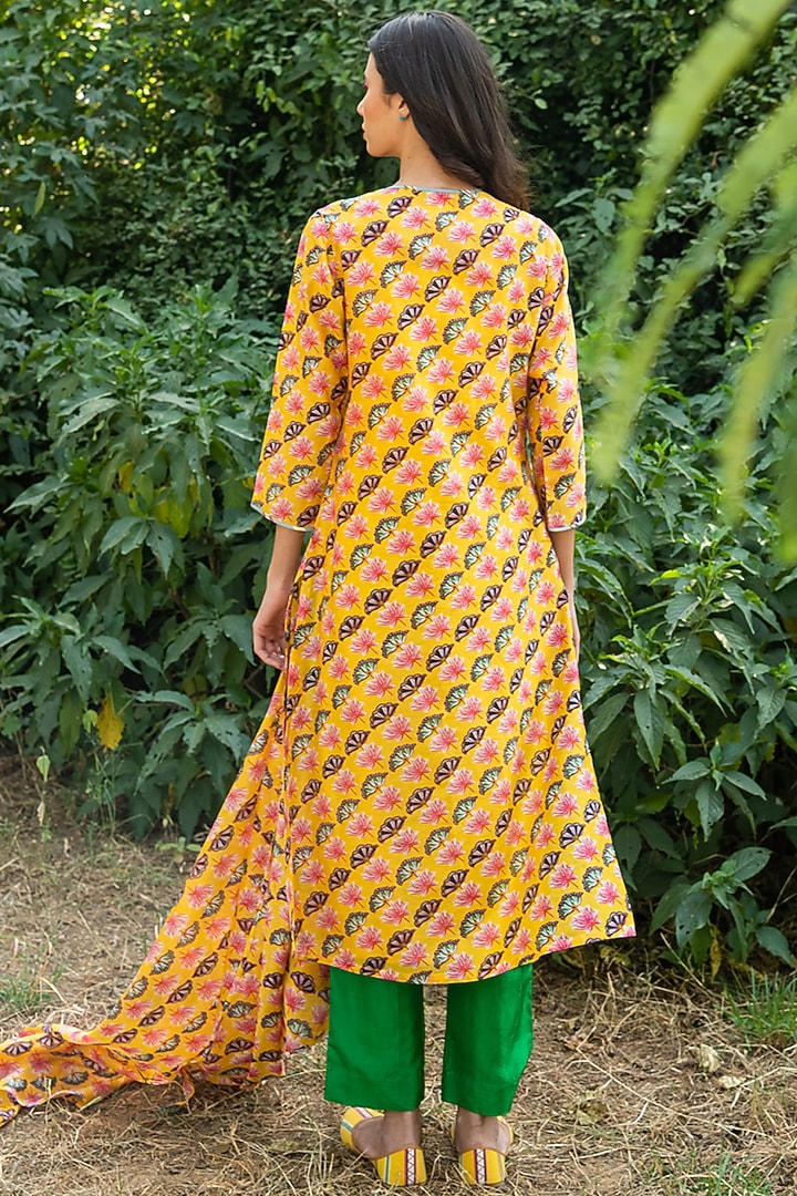 Yellow & Green Printed Straight Kurta Set by Swati Vijaivargie at Pernia's Pop Up Shop